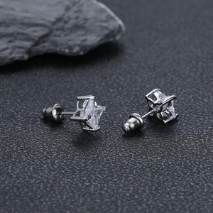 Vue macro de boucles d'oreilles en zircone carrée avec sertissage à quatre griffes