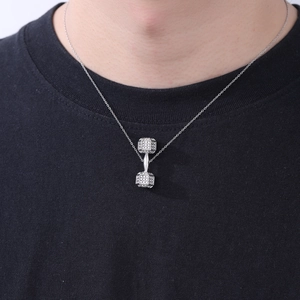 Collier pendentif haltère serti de pierres argentées porté par un mannequin sur t-shirt noir