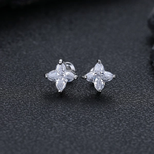 Boucles d'oreilles en acier titane en forme d'étoile à quatre branches avec zircons