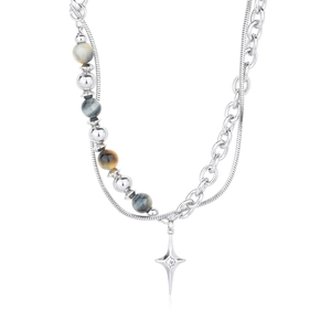 Dettaglio di collana a strati in argento con perline occhio di tigre e stella