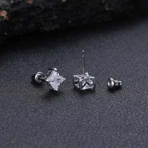 Détail macro du clou d'oreille étoile en argent S925 avec zircon et fermoir à vis