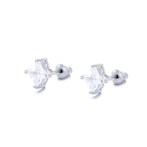 Vue détaillée de boucles d'oreilles en acier titane avec zircon carré et griffes en étoile