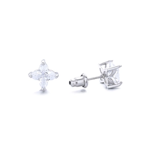 Détail macro du clou d'oreille étoile en argent S925 avec zircons marquise étincelants