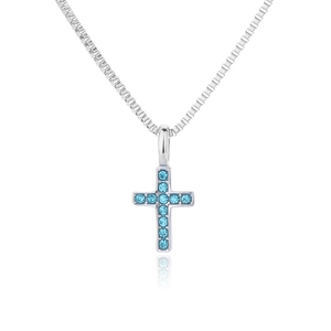 Dettaglio del ciondolo a croce argento con strass blu cielo e catena a maglia box