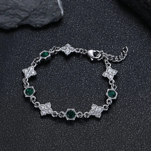 Dettaglio del bracciale a quadrifoglio argento con cristalli verdi e chiusura a moschettone