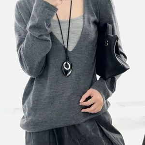 Collier long minimaliste goutte d'eau noire avec détail argenté et cordon réglable