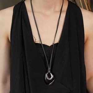 Collier minimaliste avec pendentif en onyx noir et cordon en cuir réglable sur mannequin