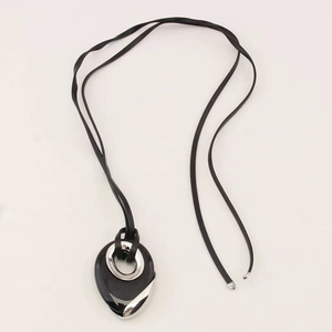 Collier pendentif goutte en onyx noir minimaliste avec long cordon cuir réglable
