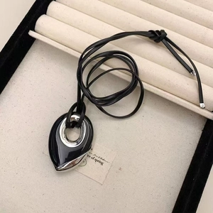 Détail du pendentif onyx noir sur cordon en cuir réglable avec anneau en métal argenté