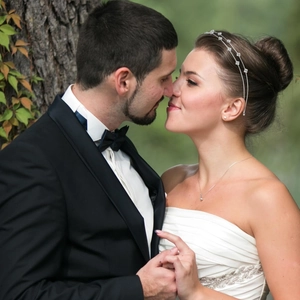 Serre-tête élégant en strass argentés et bijoux en perles portés par une mariée en forêt