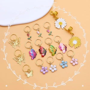 Détail de 17 breloques fleurs et papillons colorés pour accessoires de tresses de cheveux