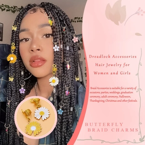 Détail des pendentifs papillon et marguerite en émail coloré sur anneaux pour dreadlocks
