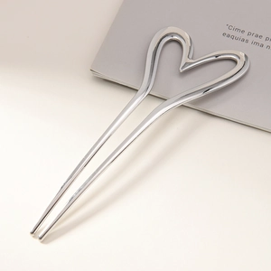 Forcina per capelli a forma di cuore in argento lucido con design minimalista
