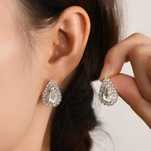 Eleganti orecchini a lobo a goccia in argento con cristalli scintillanti da donna