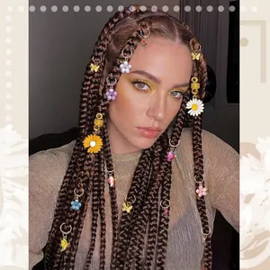 Lot de 24 breloques fleurs et papillons pour tresses dreadlocks sur le modèle
