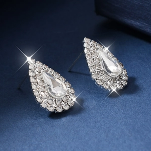 Orecchini a goccia d'argento con cristalli taglio pera e pavé di strass scintillanti