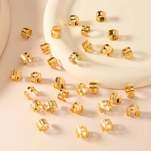 Set di anelli per capelli dorati con cuori intagliati per accessori trecce alla moda