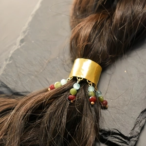Böhmische goldene Haarspange mit bunten Perlen und Hammerschlag-Optik auf Zopf