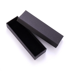 Elegante zwarte kartonnen juwelendoos met kruisstructuur en fluwelen voering voor ringen