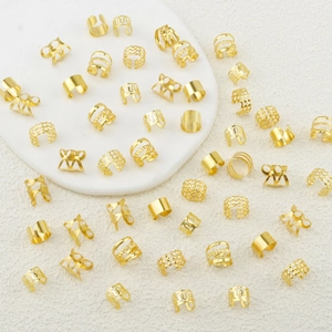 Lot de 50 anneaux et manchettes dorés pour tresses sur un fond blanc au style minimaliste