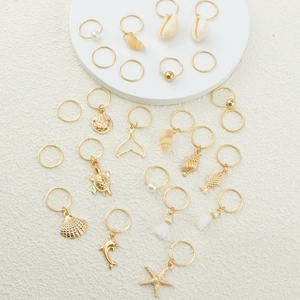 Lot de 24 anneaux à tresses dorés avec pendentifs marins tels qu'étoiles et perles