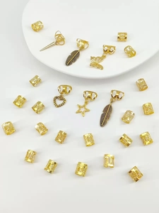 Set di accessori per trecce dorati con anelli in metallo cavo e ciondoli vari dettagli