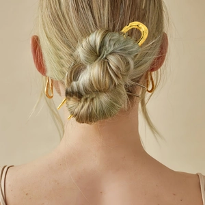 Elegante forcina per capelli a U in metallo dorato con trama martellata per acconciature