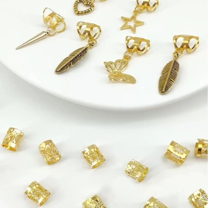 Set accessori capelli dorati per trecce con ciondoli a piuma e stella e anelli cavi