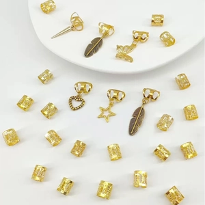 Set da 26 pezzi di accessori per capelli dorati con ciondoli a piuma e stella per treccine