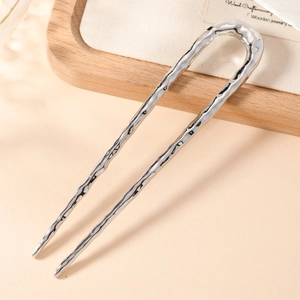 Forcina per capelli a U in argento con finitura martellata per acconciature minimaliste