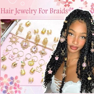 Détail de bijoux de cheveux fleur cristal rose avec anneaux dorés pour tresses
