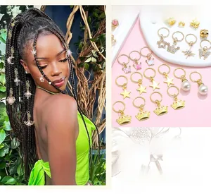 Dettaglio di 156 pezzi gioielli per dreadlocks con ciondoli dorati e cristalli