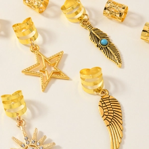Boho-Haarringe aus Goldmetall mit Feder-, Stern- und Sonnenblumenanhängern zum Flechten