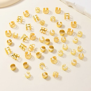 Lot de 50 boucles d'oreilles dorées avec grilles évidées et textures géométriques ondulées