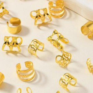 Ensemble de bagues d'oreille dorées avec motifs géométriques creux et designs de vagues