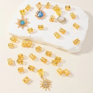 Kit d'anneaux de cheveux bohèmes dorés avec pendentifs soleil et cristaux bleus sur pierre