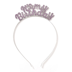 Détail du serre-tête anniversaire argenté avec lettrage pailleté violet IT'S MY BIRTHDAY