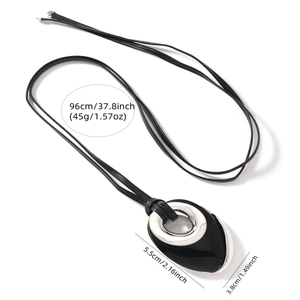 Collana minimalista con pendente geometrico in ossidiana e cordino in cuoio