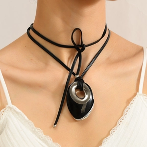 Collana con pendente in ossidiana nera e cordino in pelle regolabile su modella