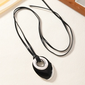 Collana lunga minimalista con ciondolo in ossidiana nera e cordino in pelle