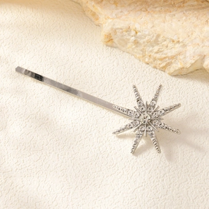 Dettaglio del fermaglio per capelli argento con strass brillanti e design a stella