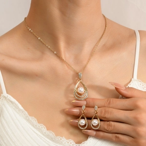 Elegante set di gioielli con perle in oro e collana a goccia con orecchini di strass