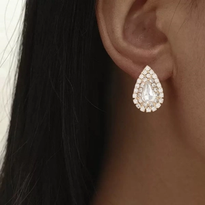 Élégantes boucles d'oreilles gouttes dorées avec double halo et strass scintillants
