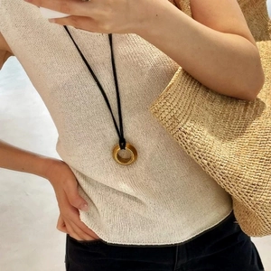 Collier Minimaliste en Acier Inoxydable Pendentif Anneau Rond Long Cordon en Cuir Noir Chaîne Torus Bijoux Mode pour Femmes