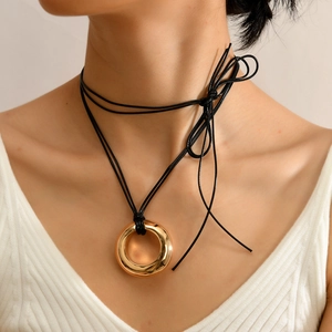 Collier minimaliste avec pendentif cercle argenté et cordon noir multicouche réglable pour femme