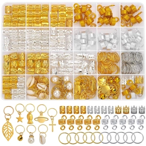 Détail d'un lot de 140 bijoux de tresses et anneaux dorés et argentés dans leur boîte