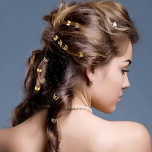 Détail d'anneaux métalliques dorés et clips en spirale sur tresses avec fond bleu uni