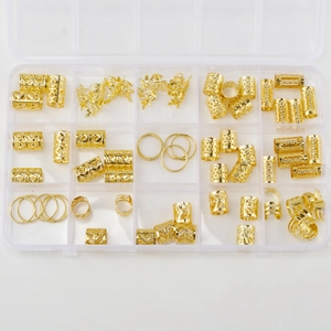 Lot de 70 bijoux de cheveux dorés avec anneaux en métal et pendentifs dans une boîte de rangement