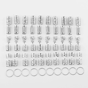 Détail d'un ensemble d'accessoires pour tresses en argent avec tubes et pendentifs feuilles