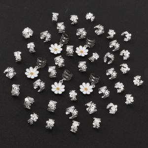 Anneaux de cheveux argentés avec pendentifs marguerites sur un fond noir élégant